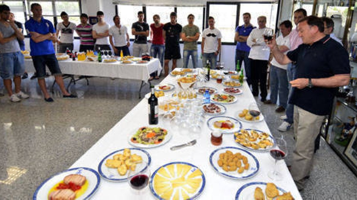 Plantilla, cuerpo técnico y Consejo de Administración celebró ayer el tradicional ágape de final de temporada. / ÁLVARO MARTÍNEZ-