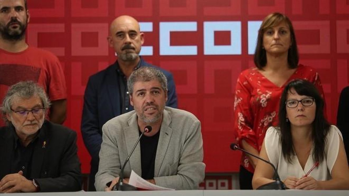 Unai Sordo, secretario general de CCOO, y otris miembros de la comisión ejecutiva del sindicato, esta tarde.-DAVID CASTRO