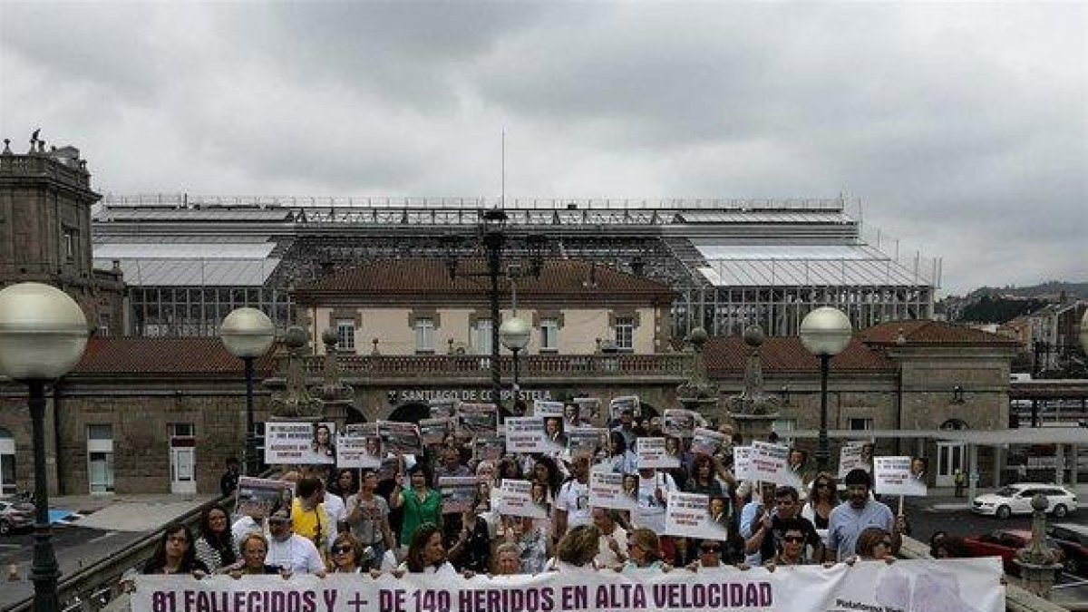 Víctimas de Angrois se manifiestan en el quinto aniversario de la tragedia.-