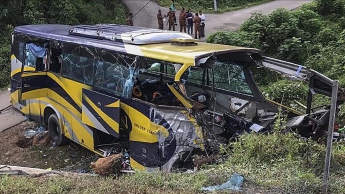 Estado en el que quedó el autobús tras caer al vacío camino de Kuala Lumpur.-EFE