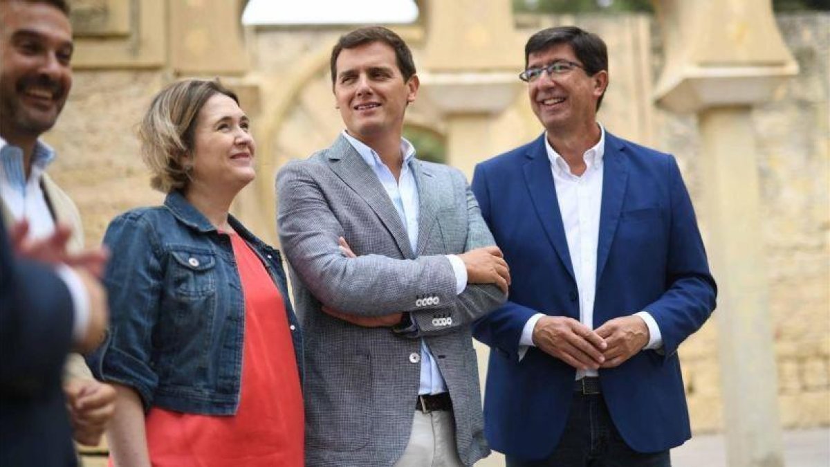 El líder de Ciudadanos, Albert Rivera, y Juan Marín, en Córdoba.-RAFA ALCAIDE (EFE)