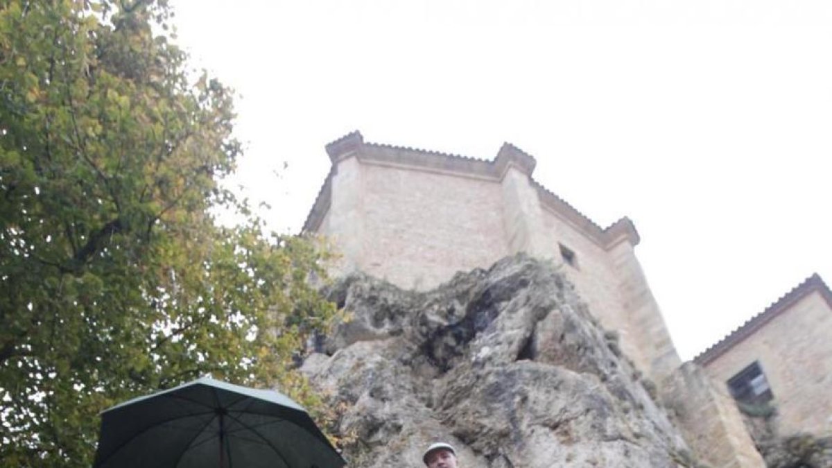 Turistas en San Saturio-Luis Ángel Tejedor