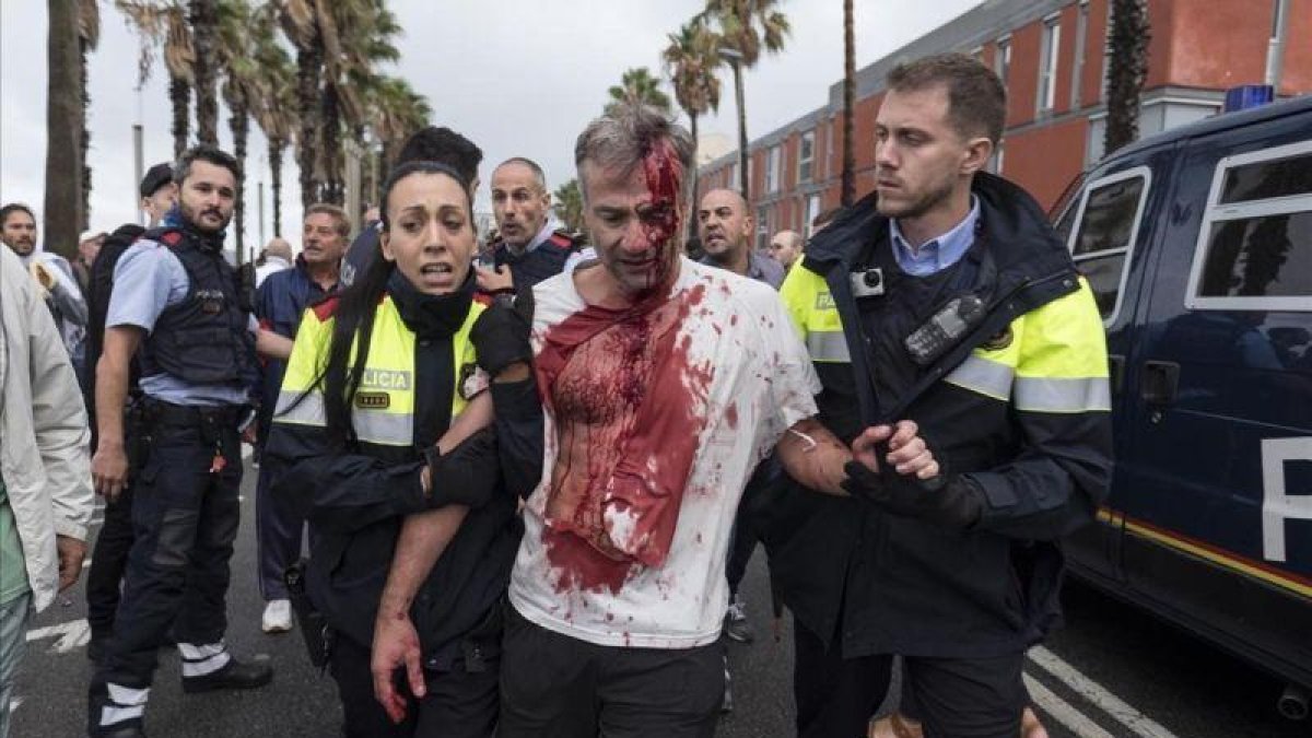 Un herido el 1-O en un colegio de la Barceloneta.-VICENS FORNER