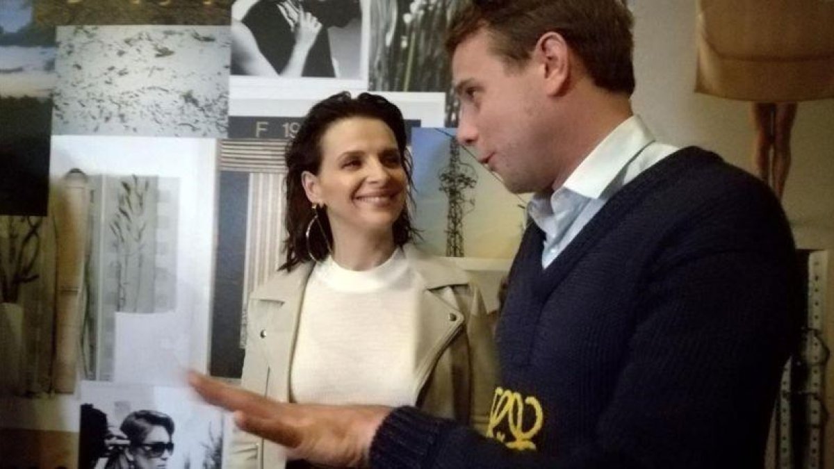 La actriz Juliette Binoche y Johattan W. Ardenson, director creativo de Loewe.-