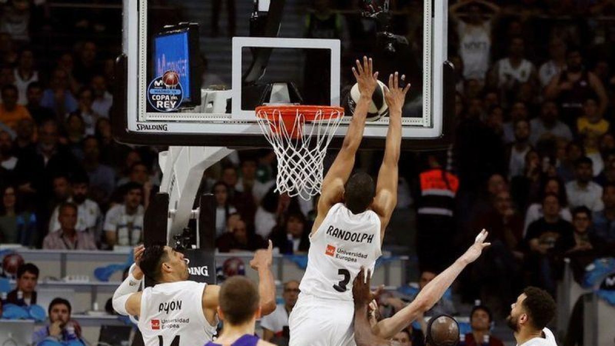 El madridista Randolph toca el balón en la jugada decisiva de la Copa.-EFE