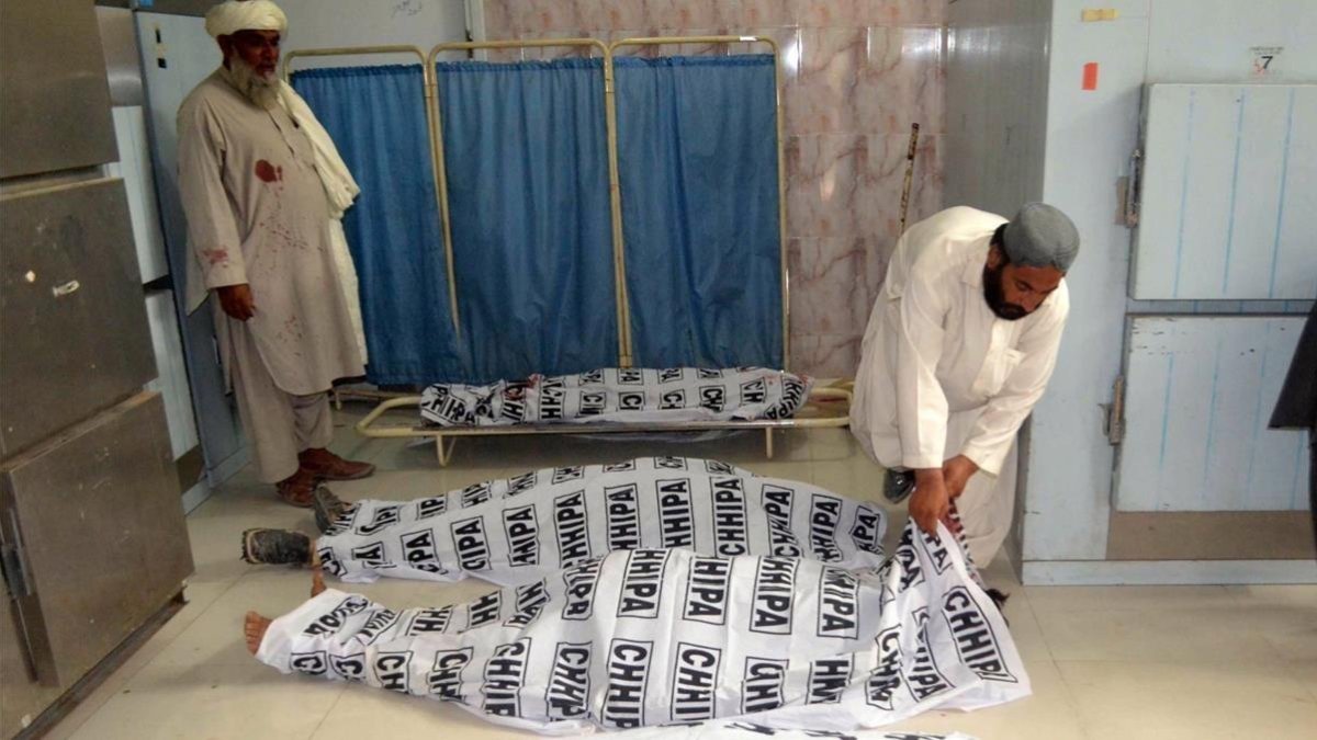 Un hombre cubre los cuerpos de las víctimas del atentado bomba-/ JAMAL TARAQAI / EFE