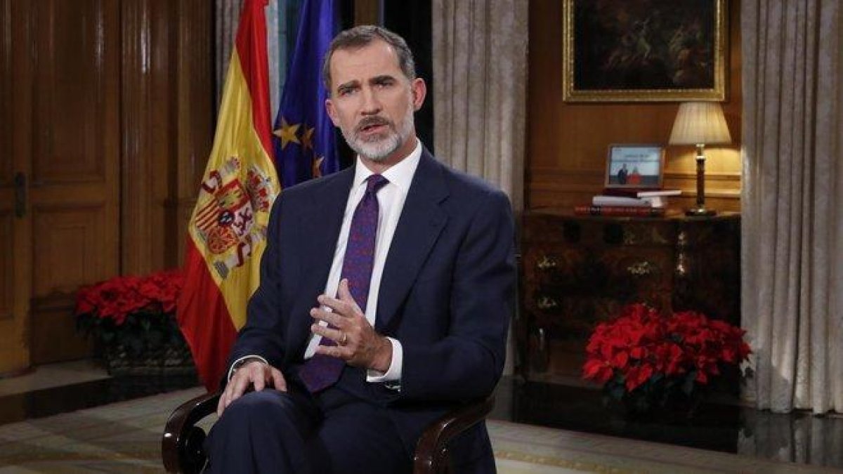 El rey Felipe VI, durante su Mensaje de Navidad en el Salón de Audiencias del Palacio de la Zarzuela.-CASA DEL REY