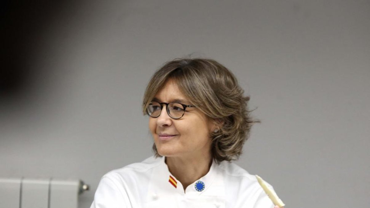 La ministra de Agricultura, Pesca, Alimentación y Medio Ambiente, Isabel García Tejerina, durante una cata de queso en la visita la Escuela Internacional de Cocina de Valladolid.-ICAL