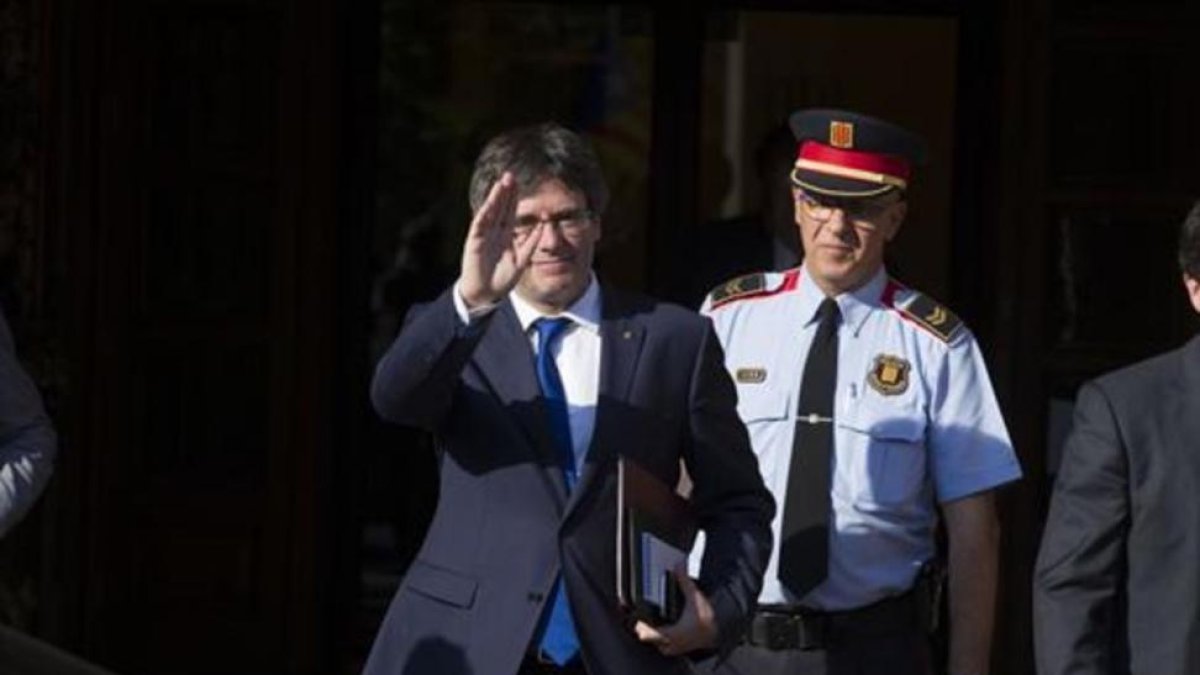 El 'president' Carles Puigdemont, a la salida del Parlament, en junio.-ALBERT BERTRAN