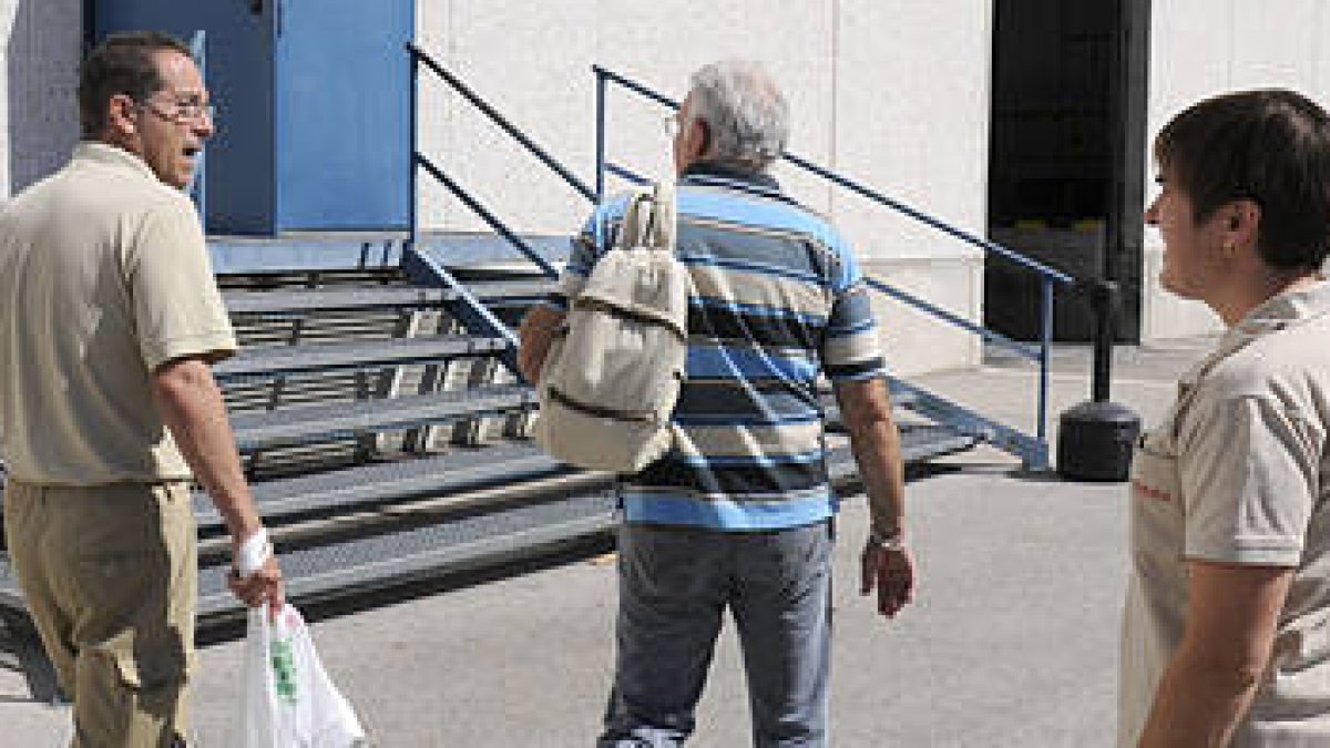 Trabajadores de Norma entrando en la fábrica. / V. G. -