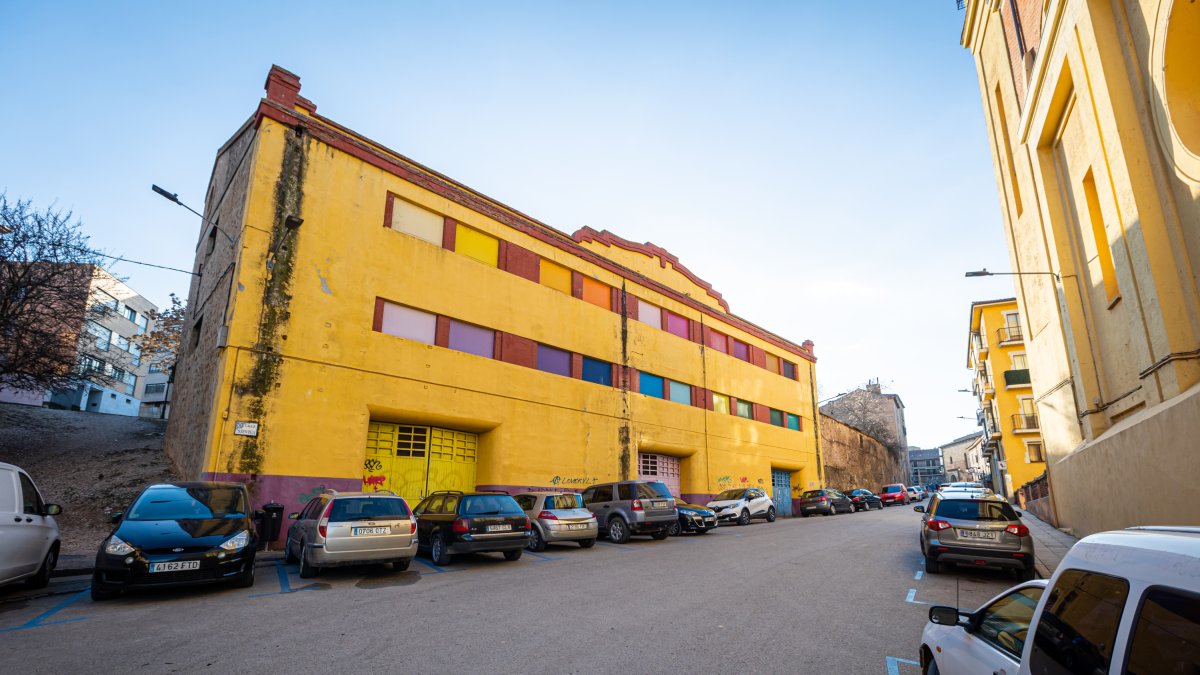 Antiguas cocheras y colegio Trilema, en la zona de obra. MARIO TEJEDOR