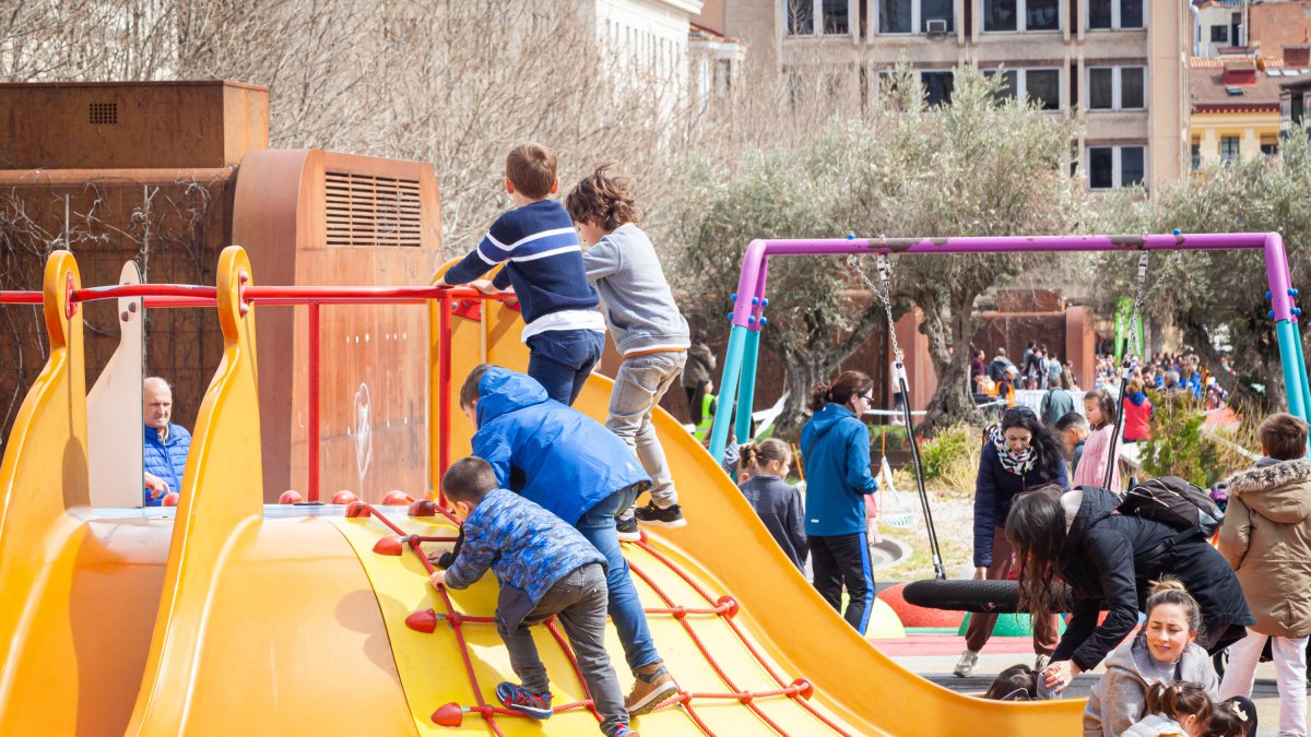 Zona de juegos infantiles en el Espolón. MARIO TEJEDOR
