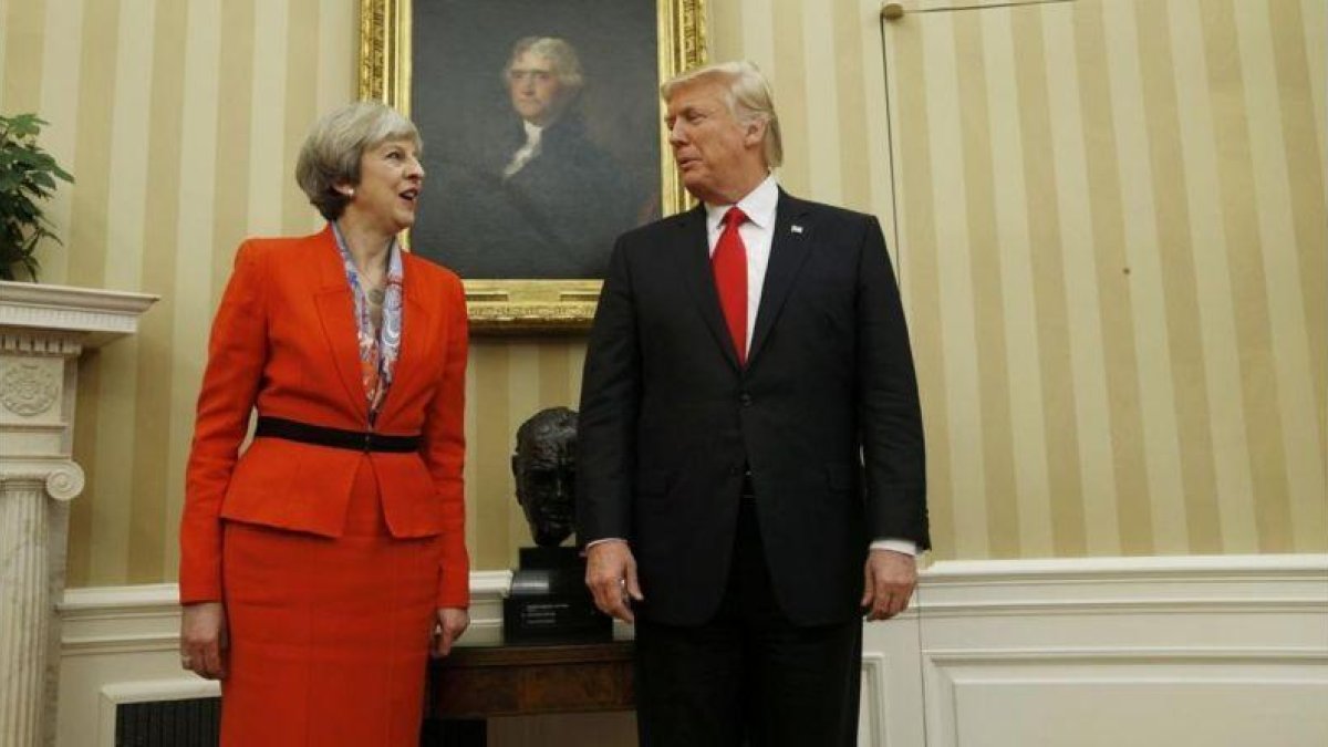 Trump y May, durante su encuentro en el Despacho Oval, en la Casa Blanca, este viernes.-REUTERS /KEVIN LAMARQUE