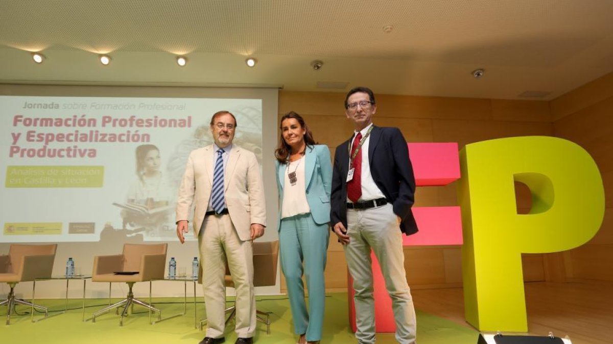 Presentación del informe 'La formación profesional en Castilla y León dentro del marco de la especialización productiva inteligente' en el que participa el consejero de Educación, Fernando Rey-Leticia Pérez / Ical