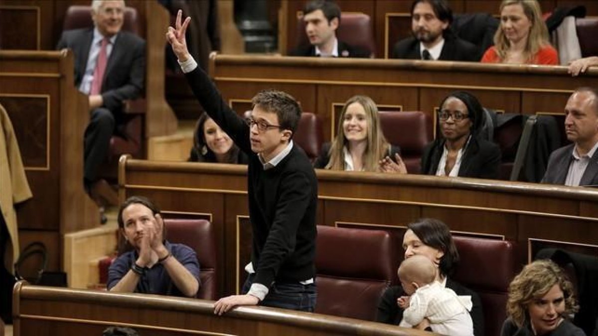 Íñigo Errejón promete su cargo como diputado en el Congreso, flanqueado por Pablo Iglesias y Carolina Bescansa.-JOSÉ LUIS ROCA