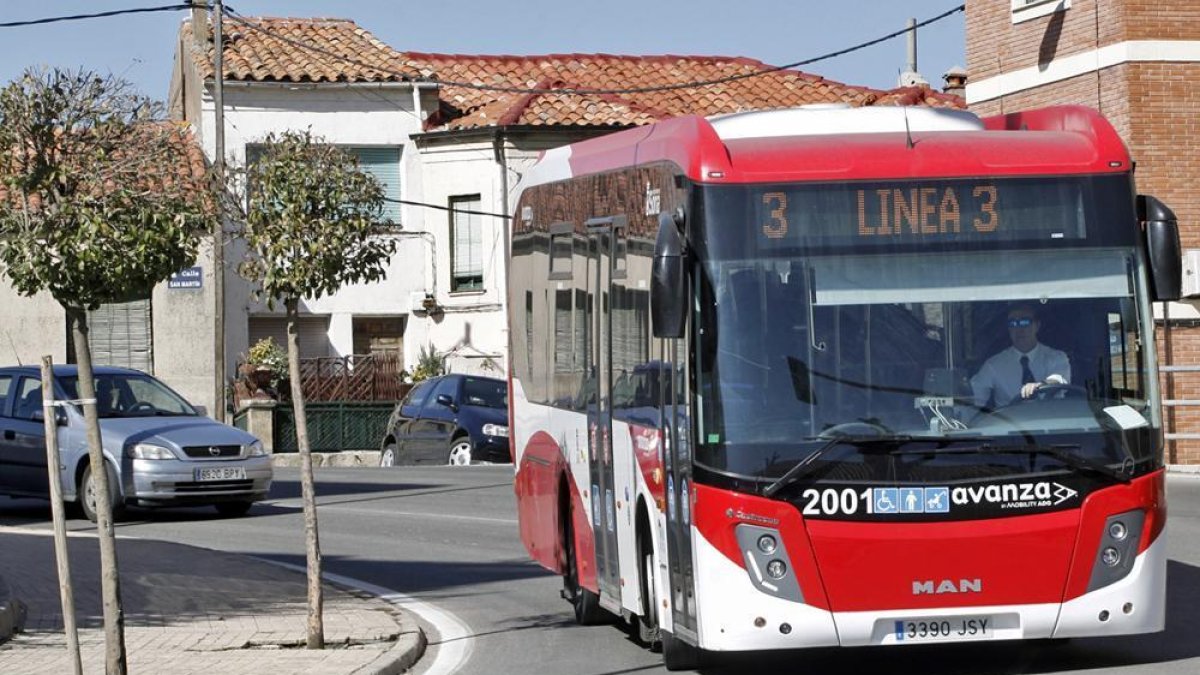 Un autobús del transporte urbano de la capital.-Mario Tejedor