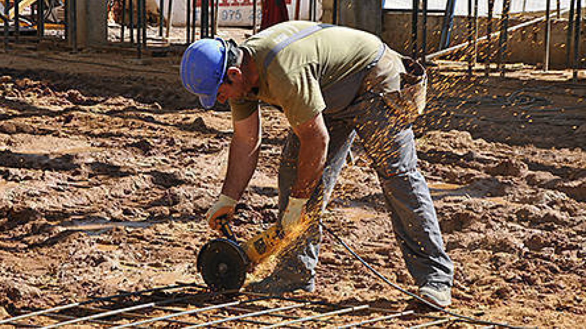 Un trabajador con una radial.