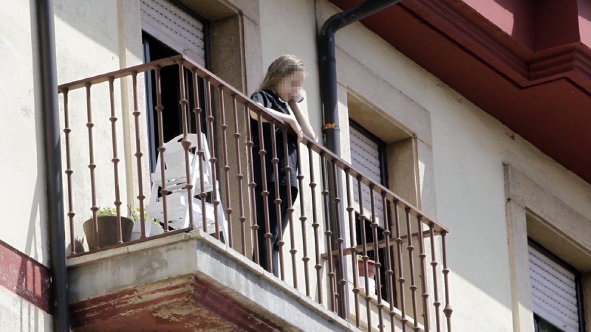 Una niña en el balcón. LUIS ÁNGEL TEJEDOR