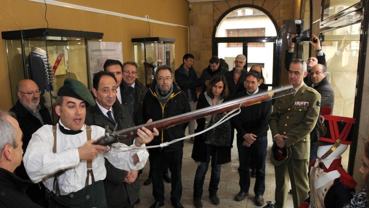 El IES Antonio Machado celebró una inauguración de muestra con mucha animación.-Valentín Guisande