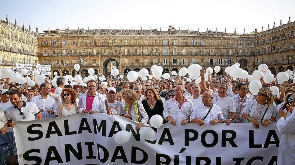 Miles de personas manifestándose, ayer, en la Plaza Mayor de Salamanca por una Sanidad pública y de calidad.-ICAL