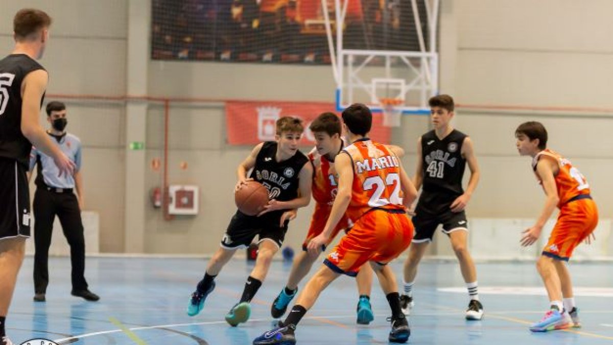 Marc Isern (dorsal 41), en un partido de las secciones inferiores del CSB junto a Hugo Soto (50)