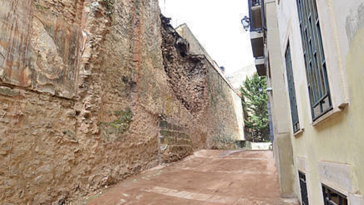 El tramo de la muralla en la plaza del Vergel. / ÁLVARO MARTÍNEZ-