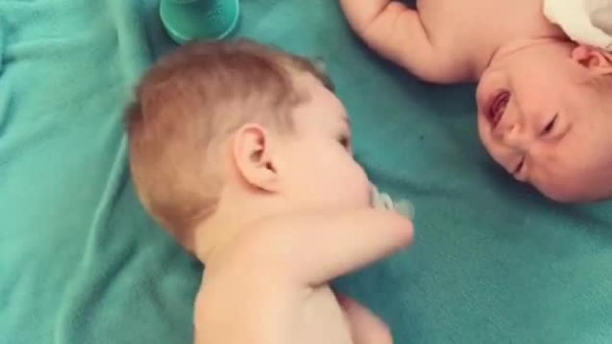 El vídeo que muestra un niño sin manos tranquilizando a su hermano-INSTAGRAM