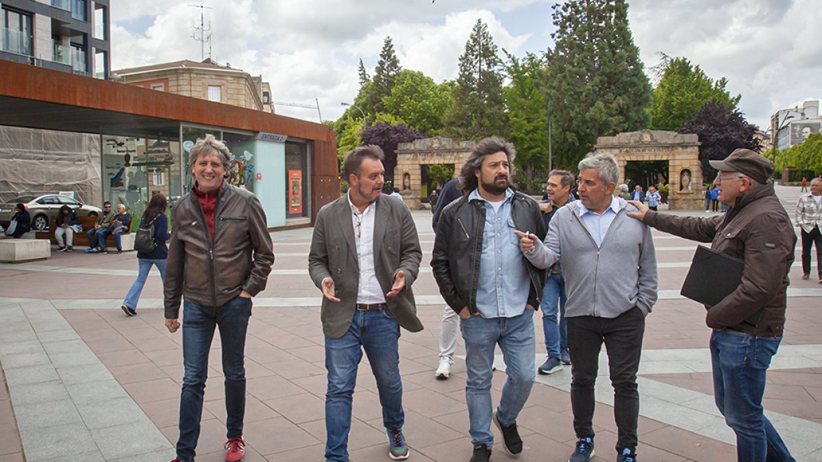 Victor Francos en conversación con el grupo socialista. MARIO TEJEDOR