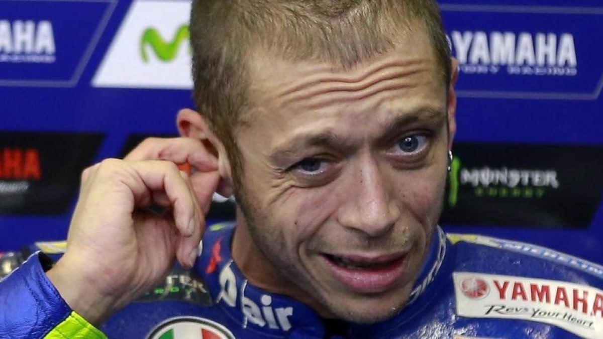 Valentino Rossi, en su box de Motegi (Japón).-AP / SHIZUO KAMBAYASHI