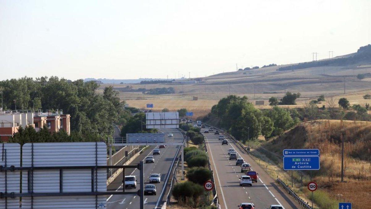 Tráfico fluido en la salida de Valladolid en la operación salida de agosto.-ICAL