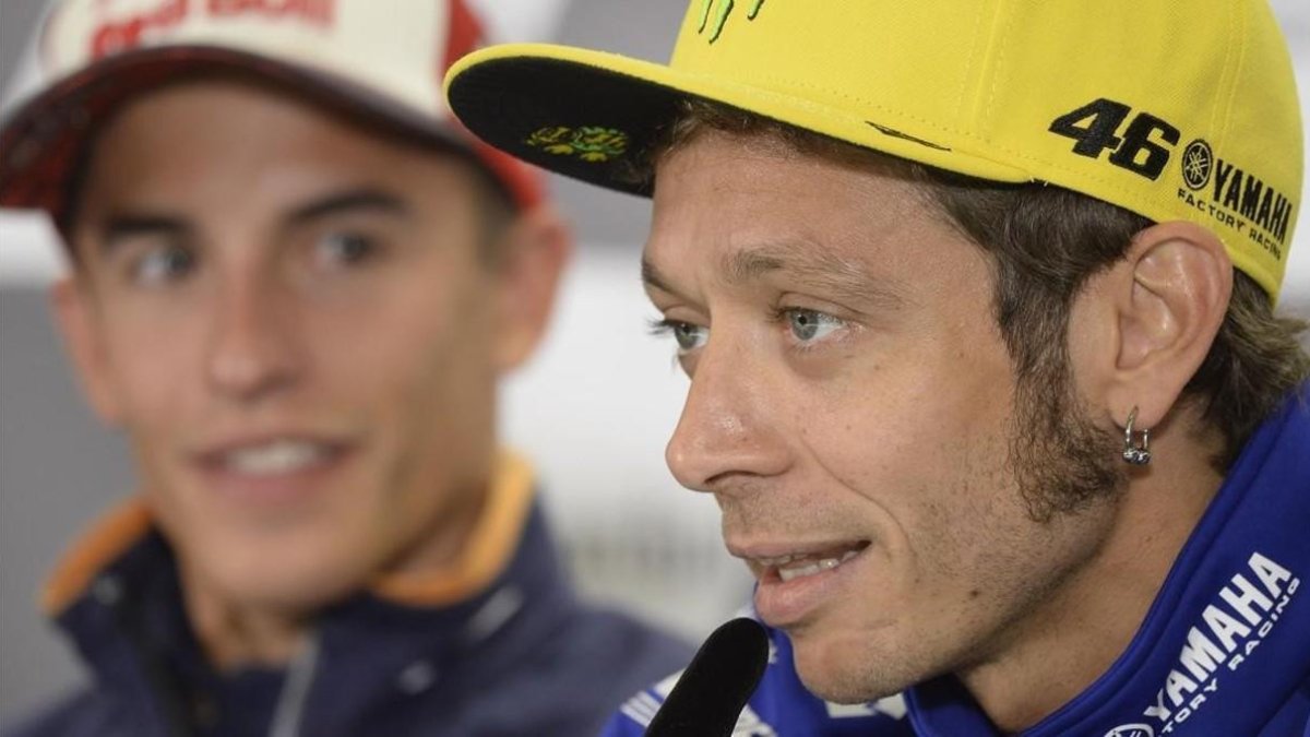 Valentino Rossi, en primer término, y, al fondo, Marc Márquez. /-MIRCO LAZZARI