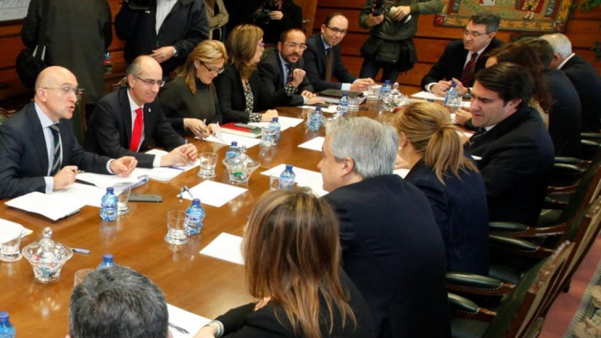 Reunión ayer de Valdeón y Suárez-Quiñones con los presidentes de las diputaciones.-Junta de Castilla y León