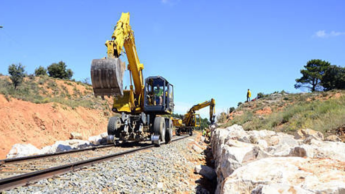 Obras de renovación de la línea ferroviaria a Madrid, el jueves, en el tramo entre las localidades de Soria y Navalcaballo. / ÁLVARO MARTÍNEZ-
