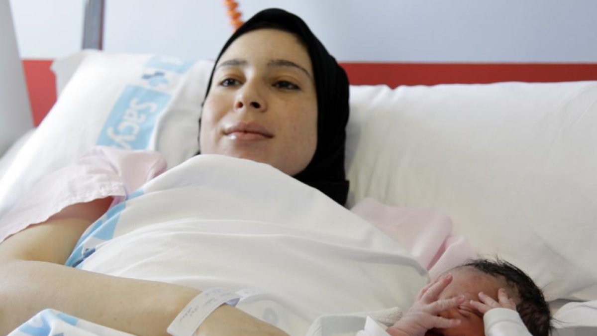 Nízar descansa junto a su madre en la cama del hospital.-Diego Mayor