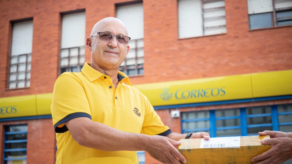 Francisco Ortega con un paquete. GONZALO MONTESEGURO