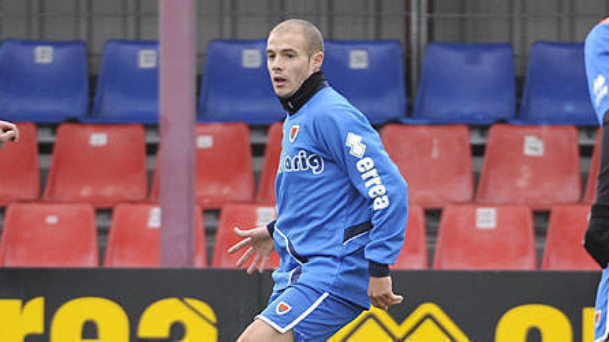 Ripa volvió ayer a entrenar con el resto del equipo. / V. Guisande-