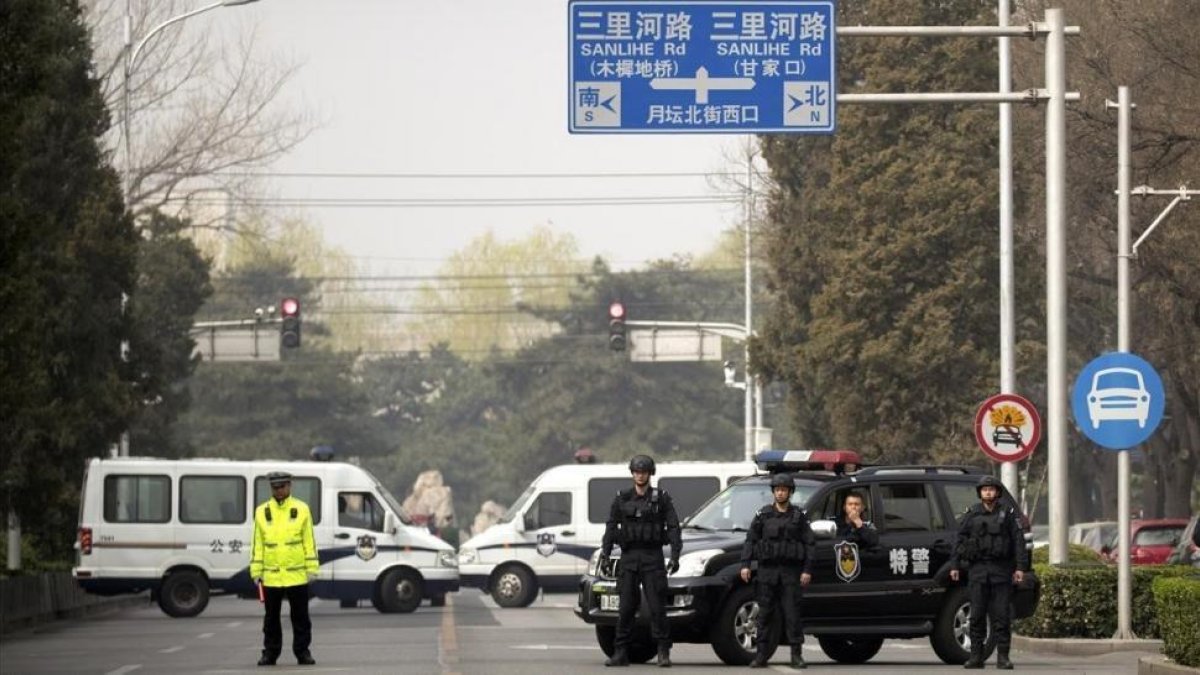 Policías en una carretera de Pekín, este martes.-/ AP / MARK SCHIEFELBEIN