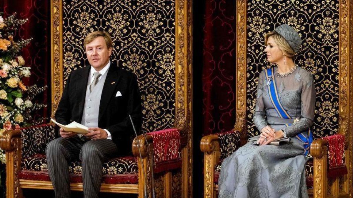 El monarca holandés, Guillermo Alejandro, y la reina Máxima, durante el discurso del rey el Día del Príncipe.-KOEN VAN WEEL (AFP)