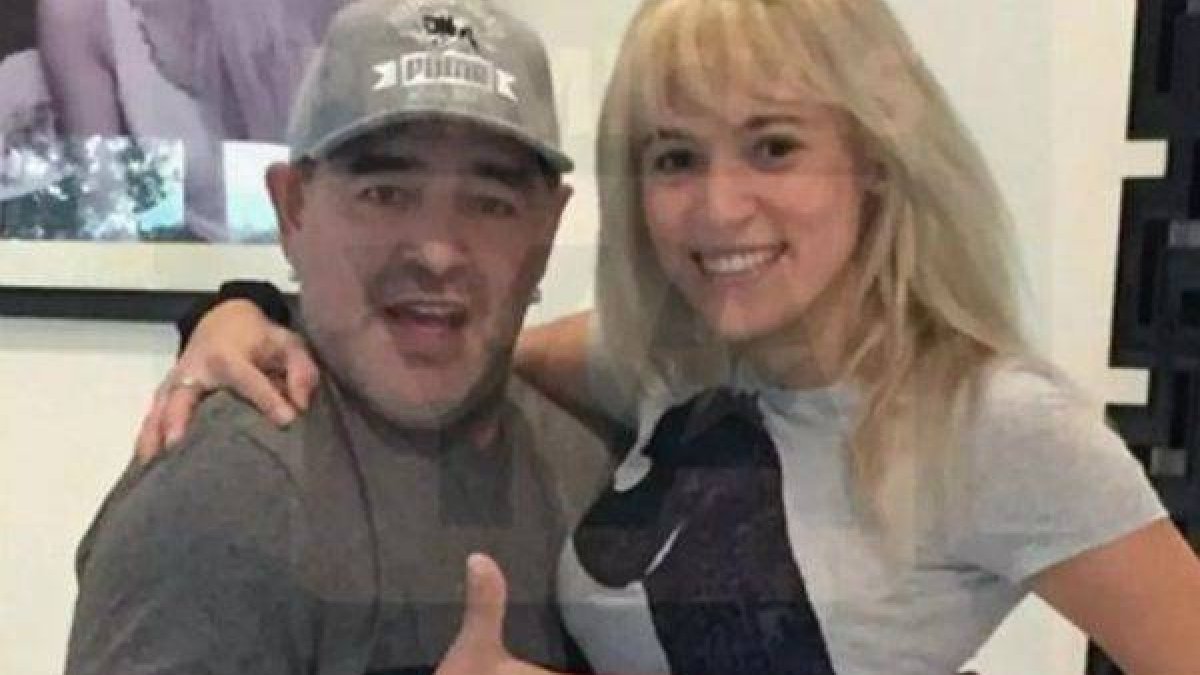 Maradona, con su rostro renovado, junto a su novia, Rocío Oliva.-Foto: PRIMICIASYA.COM