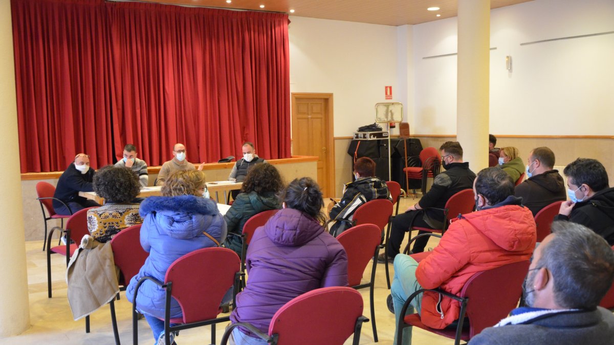 Asistentes a la reunión de ayer en el Ayuntamiento de Vinuesa. RAQUEL FERNÁNDEZ