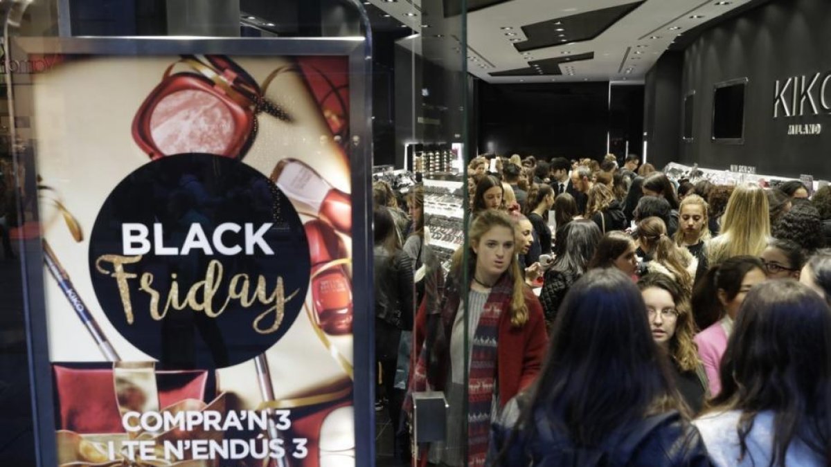 Ofertas en una tienda en el Black Friday en 2016.-/ FERRAN NADEU