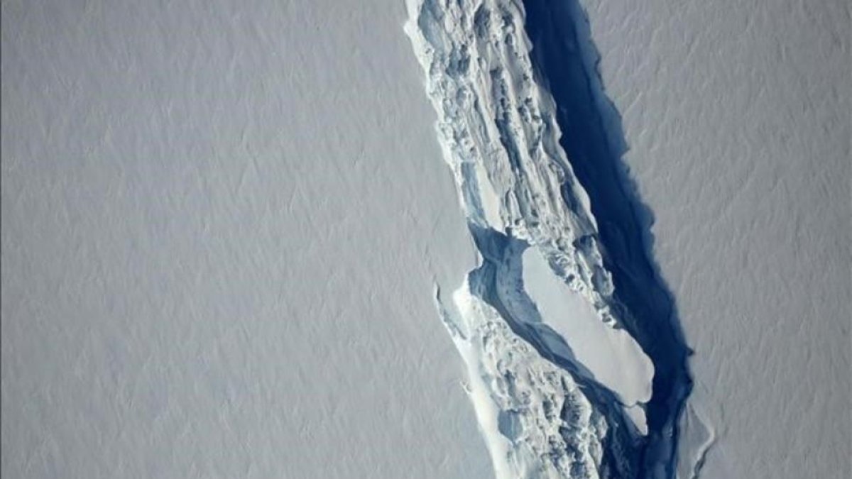 El iceberg de la Antártida.-