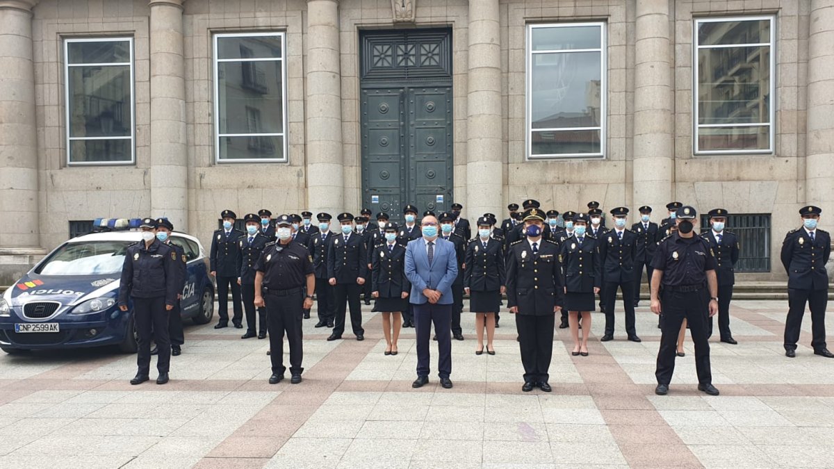 Recepción a los nuevos agentes de la Policía Nacional ante el antiguo edificio del Banco de España. HDS