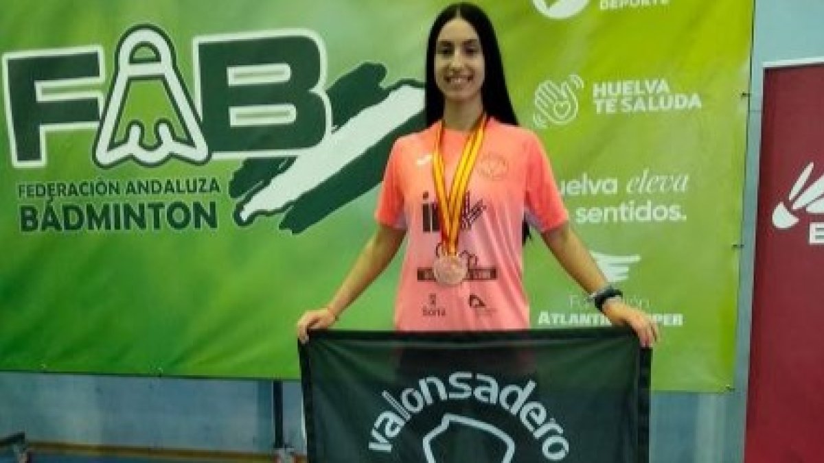 Carmen Carro en el pódium del Campeonato de España Sub15 luciendo las dos medallas conseguidas. HDS