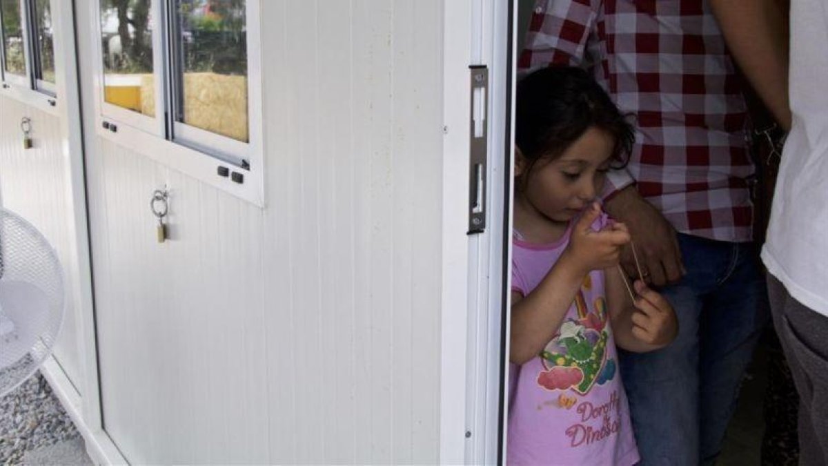 Una niña en uno de los barracones del campo de refugiados de la isla de Lesbos.-GIOVANNI BUSNACH