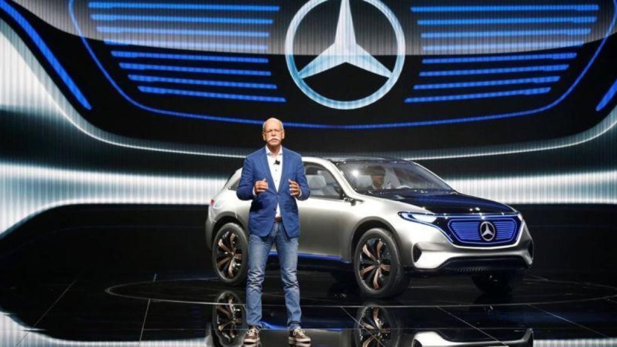 El presidente de Daimler, Dieter Zetsche, presenta el modelo eléctrico Mercedes EQ en el Salón de París.-REUTERS