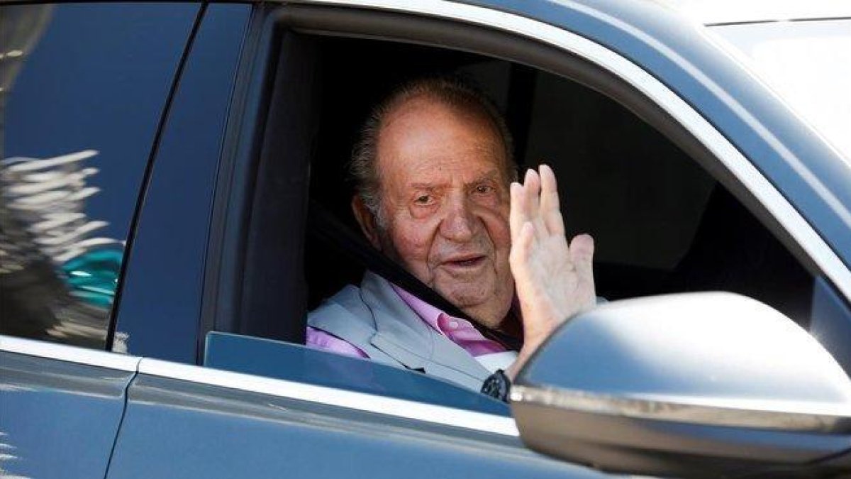 El rey Juan Carlos I, a su salida de la Clínica Quirón Madrid, de Pozuelo de Alarcón.-EFE / DAVID FERNÁNDEZ