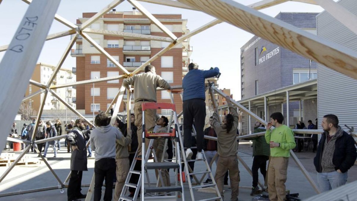preparativos para dividir la cúpula geodésica y convertirla en escenario.-LUIS ÁNGEL TEJEDOR