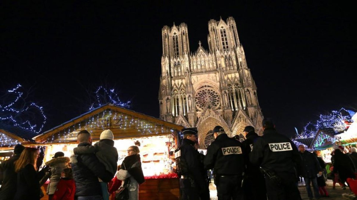 Policías franceses patrullan en un mercado navideño en Reims.-FRANCOIS NASCIMBENI / AFP