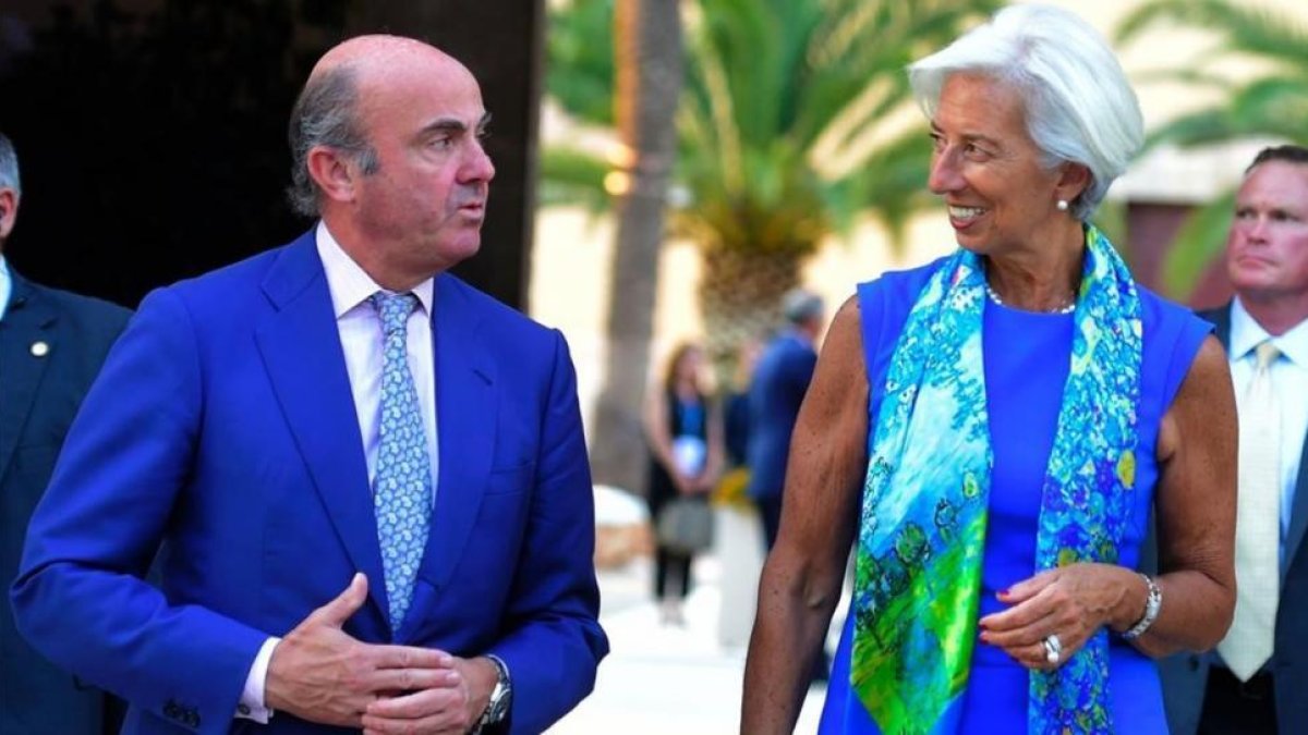 El ministro de Economía, Luis de Guindos, y la presidenta del FMI, Christine Lagarde, este mes de junio en Valencia-JOSE JORDAN